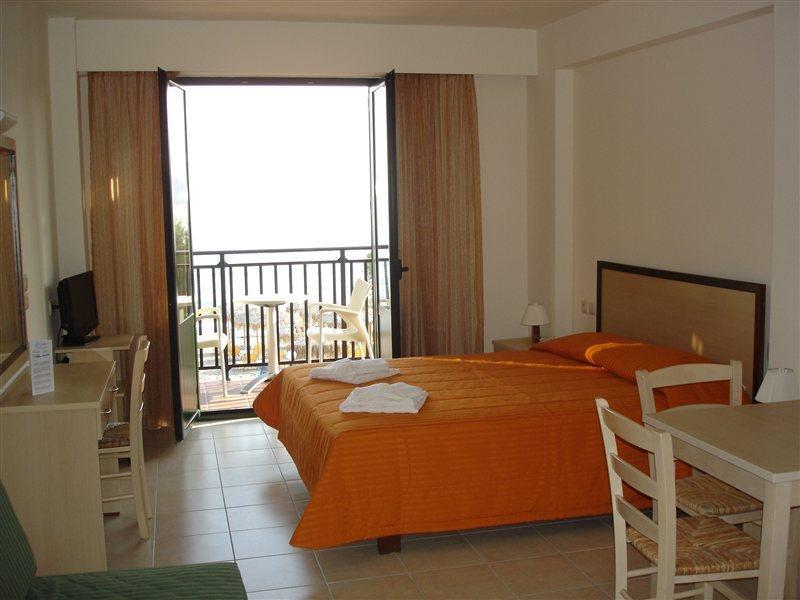Margarita Beach Hotel Agia Marina  Ngoại thất bức ảnh